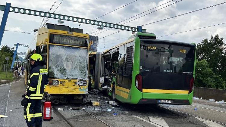 Almanyada otobüsle tramvay çarpıştı: Çok sayıda yaralı