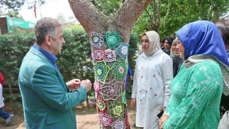 Gaziosmanpaşada kadınlar, el işi ürünlerle ağaçları süsledi