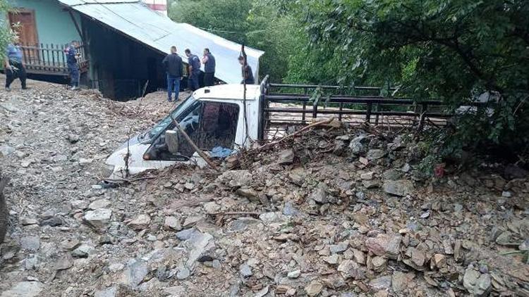 Adanada şiddetli yağış sonrası heyelan Mahalle yolu kapandı