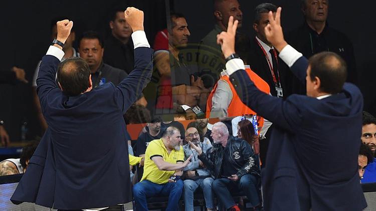Son dakika: Anadolu Efes - Fenerbahçe Beko maçı sonrası Ergin Atamandan dikkat çeken hareket