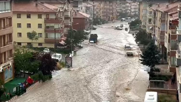 Yollar göle döndü araçlar sürüklendi binalara su bastı