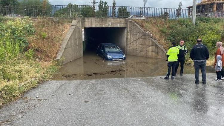 Altgeçitte mahsur kalan otomobil çekiciyle kurtarıldı