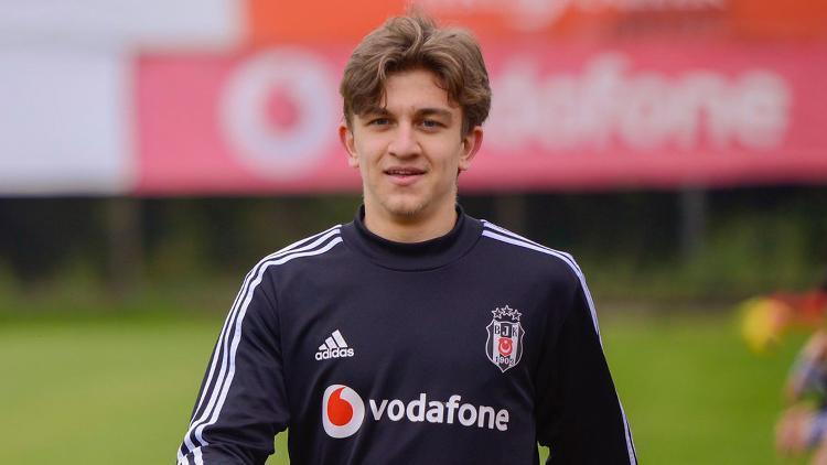 Son dakika: Beşiktaşın sol beki Rıdvan Yılmaz Eintracht Frankfurta transfer oldu