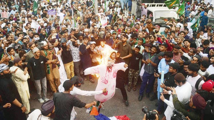 Hindistan’da hakaret protestolarına sert müdahale: 2 ölü