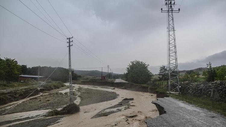 Sağanak yağış Kastamonuda köy yollarını tahrip etti
