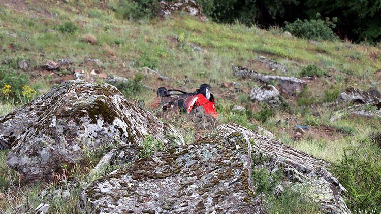 Evlilik yıl dönümlerinde bozulan araçlarını iterken, uçuruma düşürdüler