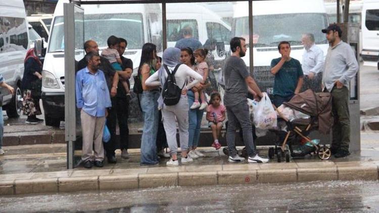 Elazığ’da sağanak yağış etkili oldu, yollar nehre döndü