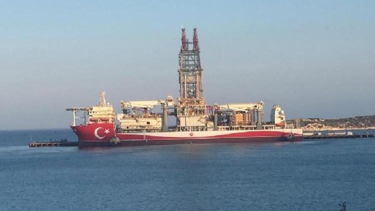 Abdülhamid Han gemisine Türk bayrağı işlendi