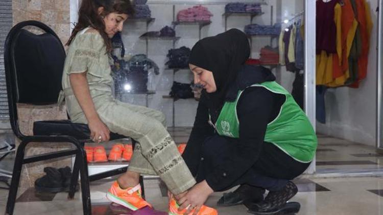 Suriyede savaş mağduru ailelere kıyafet desteği