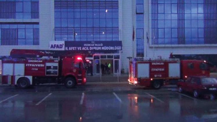 Erzincanda AFAD binasına yıldırım düştü