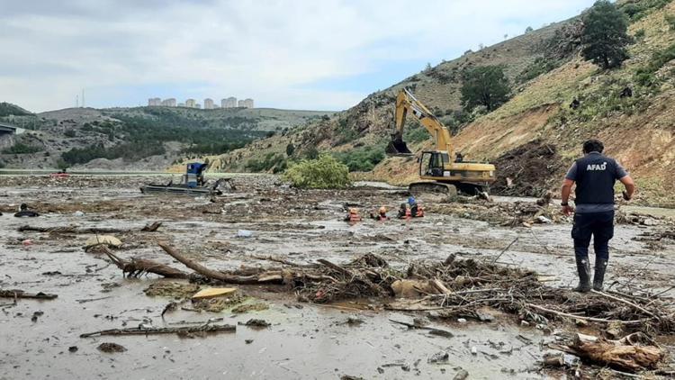 Akarsu taşkın alanları doğal sınırlarına çekilecek şekilde boşaltılmalıdır