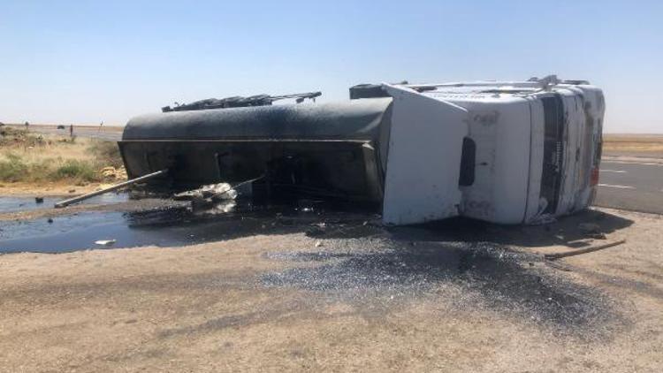 Nusaybinde asfalt yüklü tanker devrildi: 1 yaralı