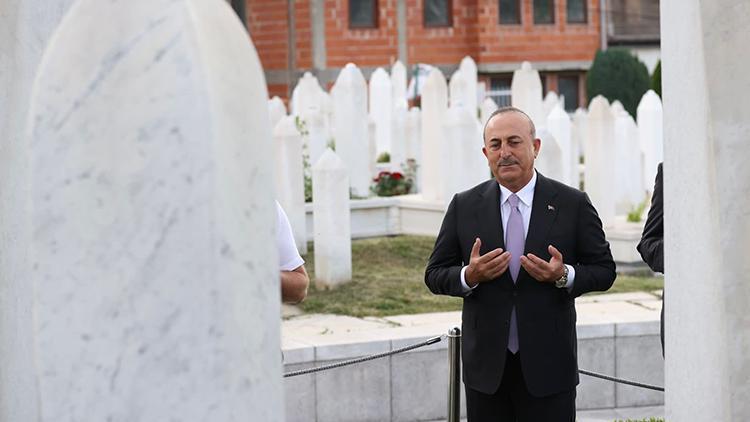 Bakan Çavuşoğlu, Saraybosna’da  Aliya İzetbegoviç’in kabrini ziyaret etti