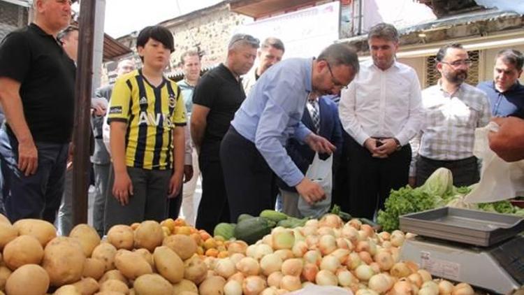 Bakan Kasapoğlu pazar esnafından alışveriş yaptı