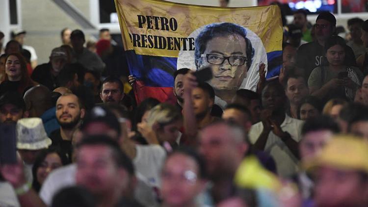 Gustavo Petro: Kolombiyada cumhurbaşkanlığı seçimini solcu aday kazandı