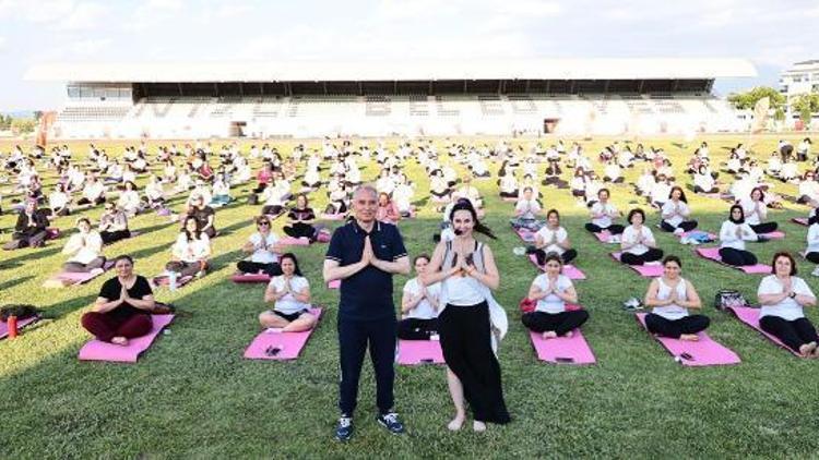 Dünya Yoga Gününde 500 kadın yoga yaptı