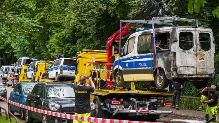 Almanya’da 8 polis aracı kundaklandı