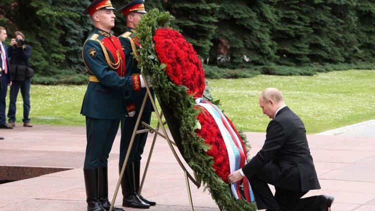 Putin, Meçhul Asker Anıtına çelenk bıraktı