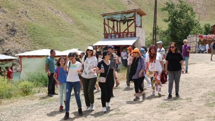 Yüksekovaya gezi düzenleyen yerli turistler, ilçenin dağlarına çıktı