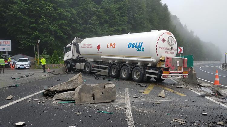 Bolu Dağında bariyeri yıkan tanker, karşı şeride geçti Ankara yönü kapandı