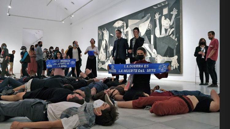 Savaş karşıtları, tarihi Guernica tablosunun önünde ölü taklidi yaptı