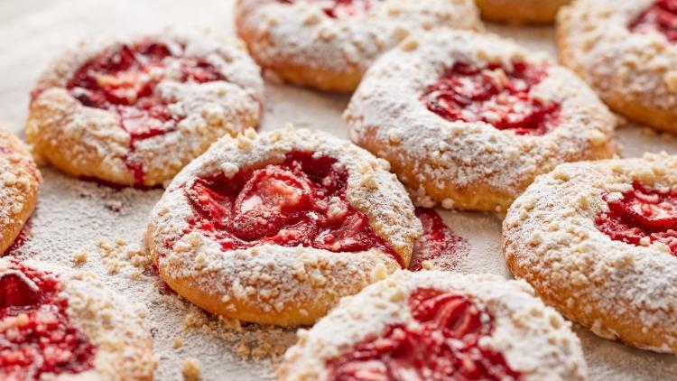 Gelinim Mutfakta çilekli zarf çörek tarifi ve malzemeleri: Çilekli zarf çörek nasıl yapılır?