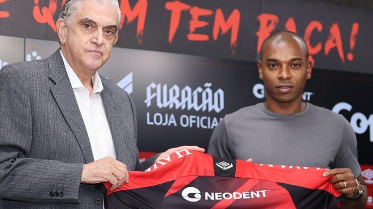Fernandinho 17 yıl sonra ülkesinde Atletico Paranaenseye transfer oldu...
