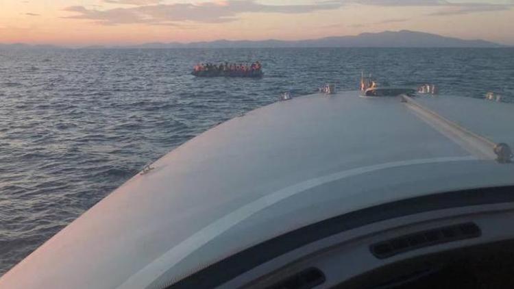 Türk kara sularına itilen lastik bottaki 49 göçmen kurtarıldı