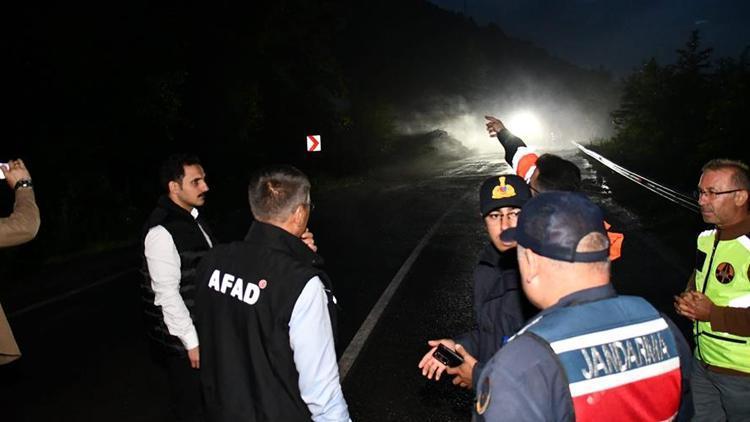 Heyelan tehlikesi yolu ulaşıma kapattı: Karabük Valisi bölgede incelemelerde bulundu