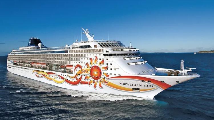 Cruise gemisi Alaskada buzdağına çarptı