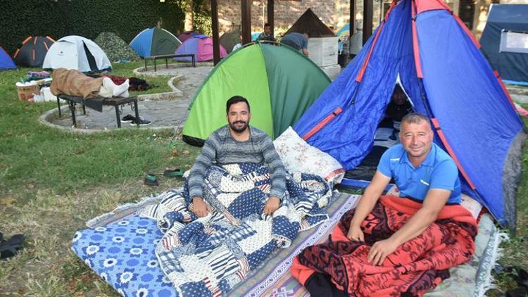 Edirnede otellerde yer bulamayan güreşseverler, çadırlarda kaldı