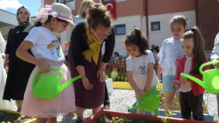 Çocuklar kreşte toprağa dokunuyor