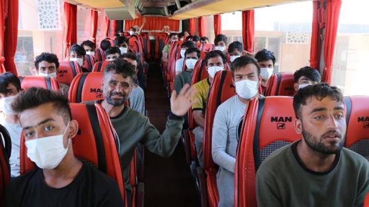 363 Afgan göçmen ülkelerine gönderilmek üzere İstanbula götürüldü