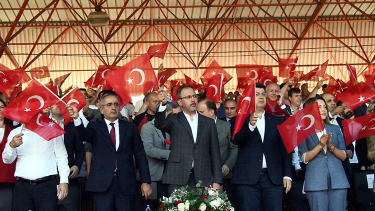 Kırkpınar Er Meydanı’nda büyük Türk bayrağı, ayakta selamlandı