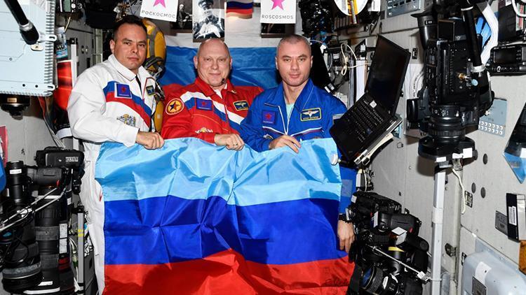 Kozmonotlar uzayda Donetsk ve Luhansk bayrağı açtı