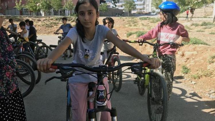 Derik’te 35 çocuğa bisiklet eğitimi