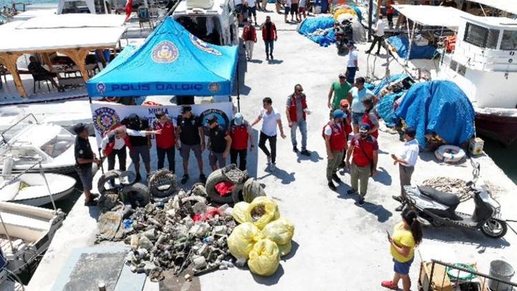 Bodrumda deniz dibi ve 11 koydan 7,5 ton çöp çıktı