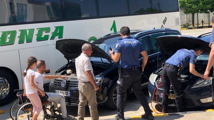 Engelli gurbetçinin yardımına polis yetişti