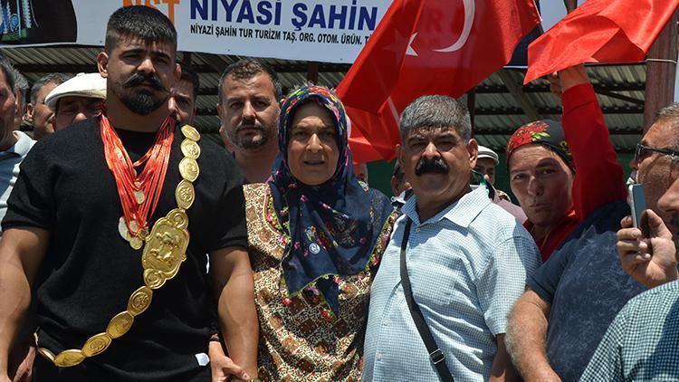 Başpehlivan Şimşek’in annesi: Oğlumla iftihar ediyorum, bizi çok sevindirdi