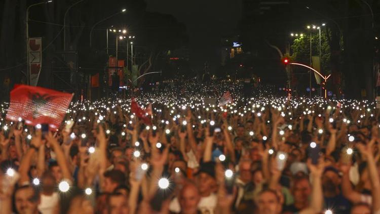 Arnavutluk’ta hükümet karşıtı protesto