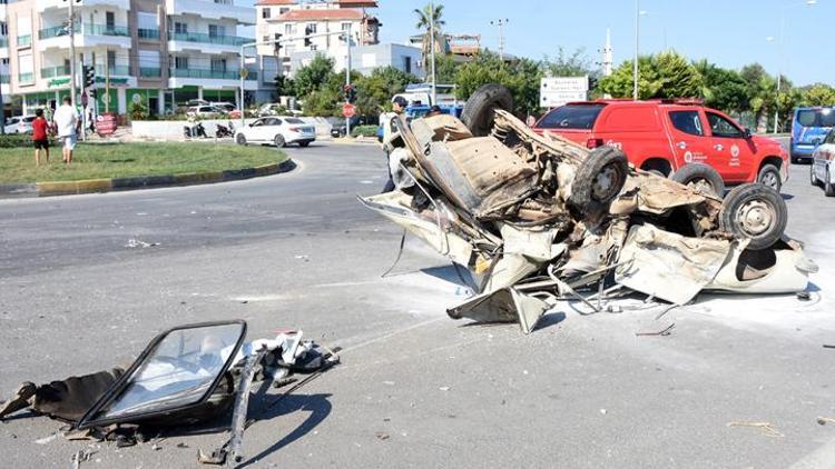 Antalyada kavşakta feci kaza: 1 ölü, 3 yaralı