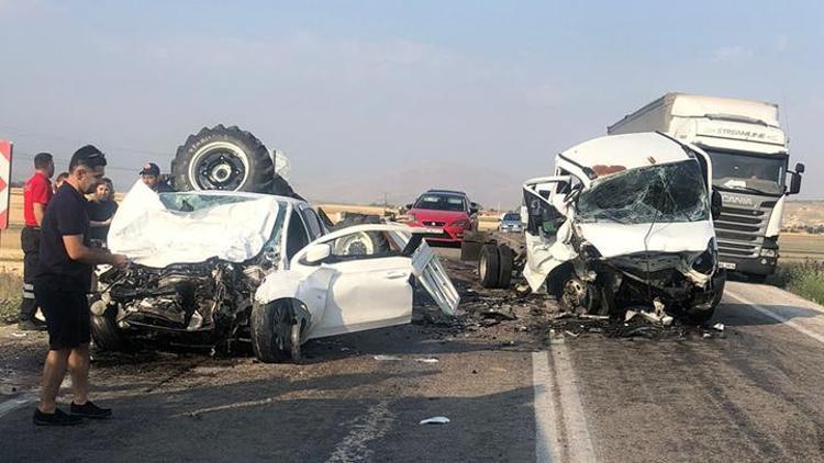 Afyonkarahisarda feci kaza Otomobil ile kamyonet çarpıştı: 2 ölü, 1 yaralı