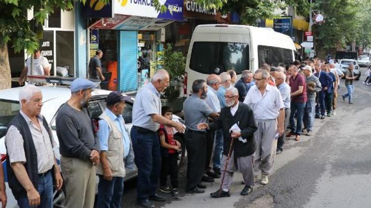 Pozantı’da sokakta bayramlaşma geleneği devam ediyor