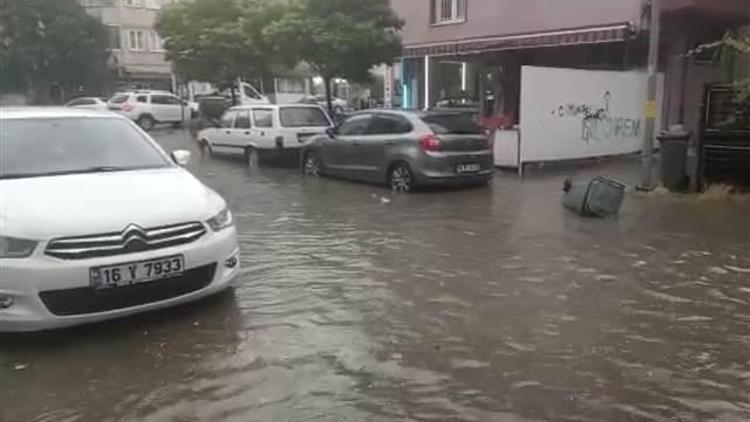 Bursa’da sağanak ve fırtına; ağaçlar devrildi, cadde ve sokaklar suyla doldu