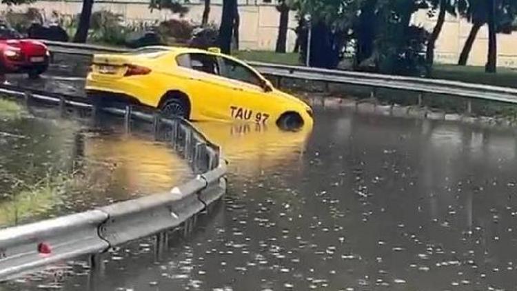 Şişlide araçlar su birikintisinde mahsur kaldı