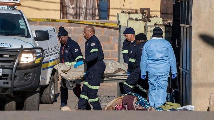 Güney Afrikada katliam gibi silahlı saldırı 14 ölü, 4 yaralı var