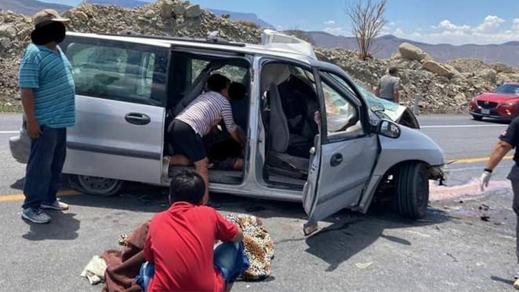 Meksikada korkunç trafik kazası... Araçlar kafa kafaya çarpıştı