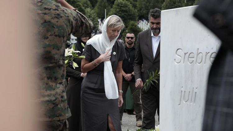 Hollanda Srebrenitsa katledilenlerin ailesinden özür diledi