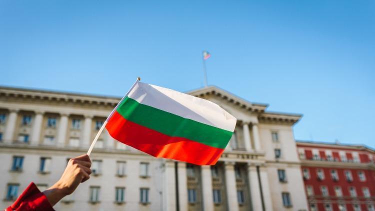 Bulgaristan bayrağı anlamı nedir Bayrakta hangi renkler bulunur Renklerinin anlamları