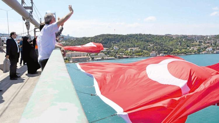 15 Temmuz öncesi köprüye bayrak... Türkiye aşkına